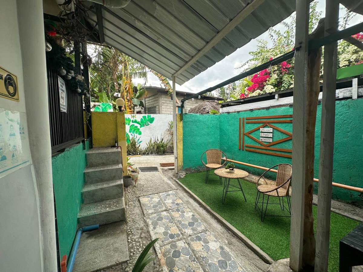 Hotel · Maui's Place, Badian