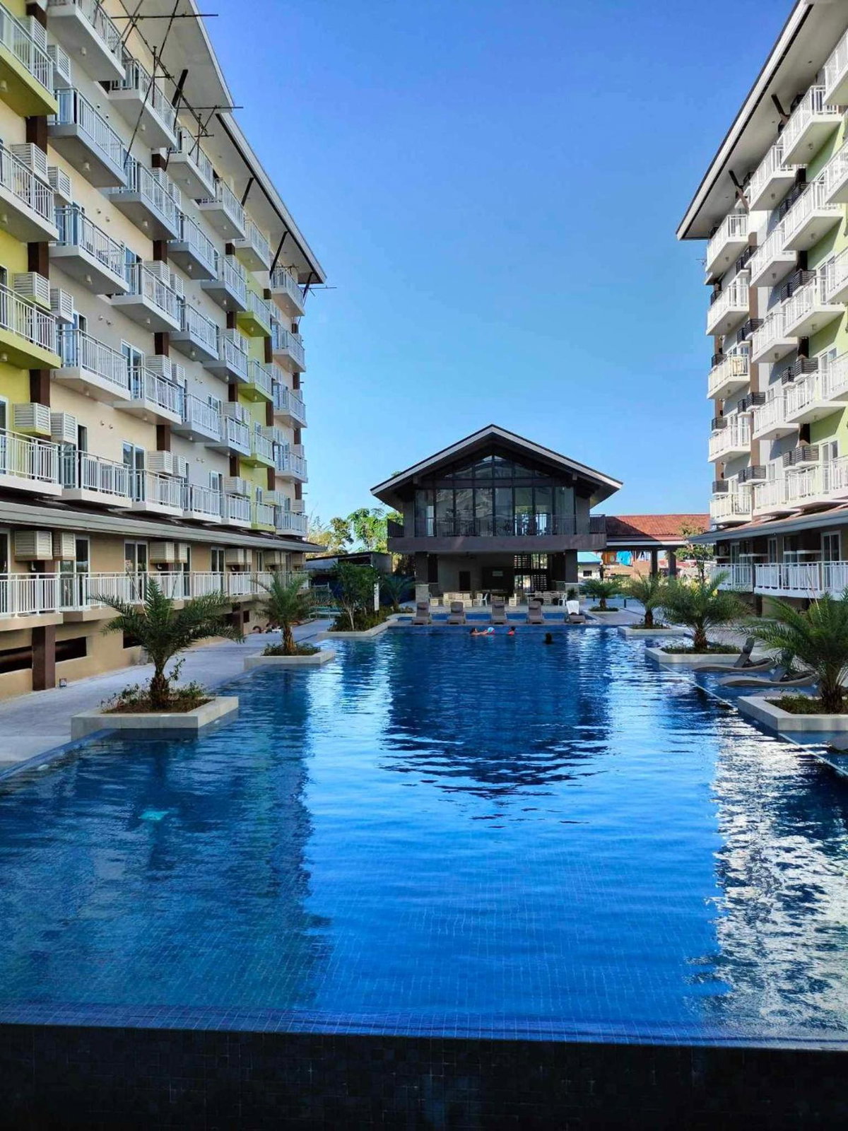 Anya and Carl's Comfy, Philippinen
