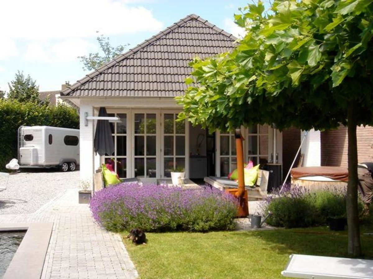 Gardenhouse with private jacuzzi and sauna, The Netherlands