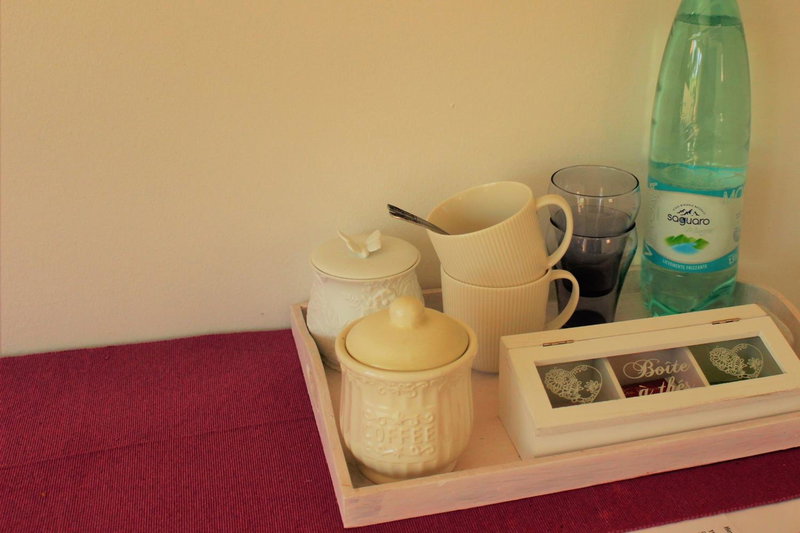 MT's Cosy Place, minimal Breakfast, Dino, Switzerland