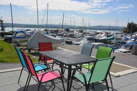 Leben im Hafen am idyllischen Murtensee, Guévaux, Switzerland