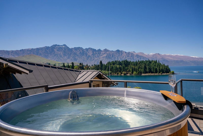 3-bedroom Penthouse Apartment with Spa - The Beacon 1002, Queenstown, New Zealand