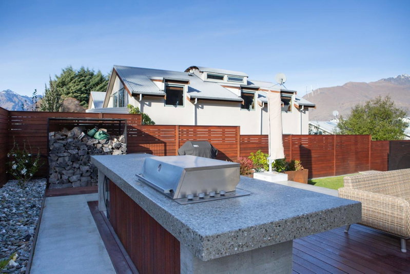 Centrally Located - Hot Tub & Amazing Outside Area, Queenstown, New Zealand