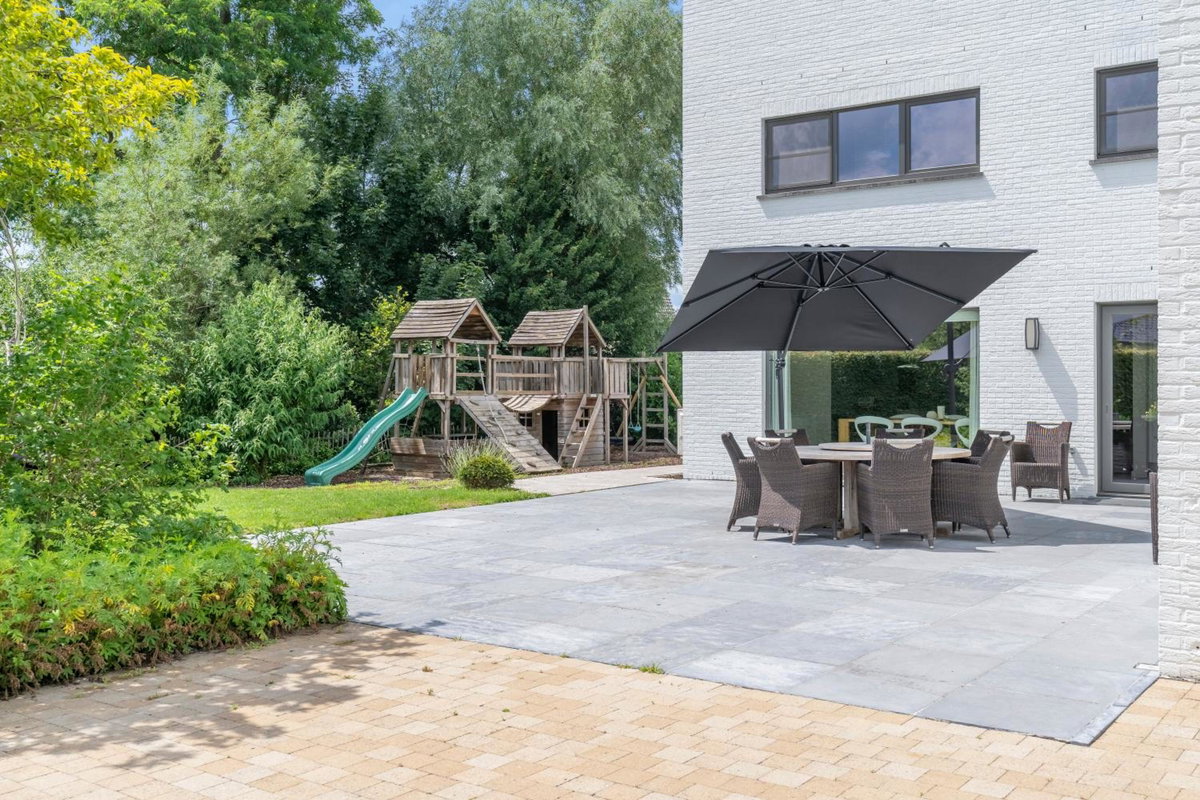 Ruime woning met grote omheinde tuin, Belgium