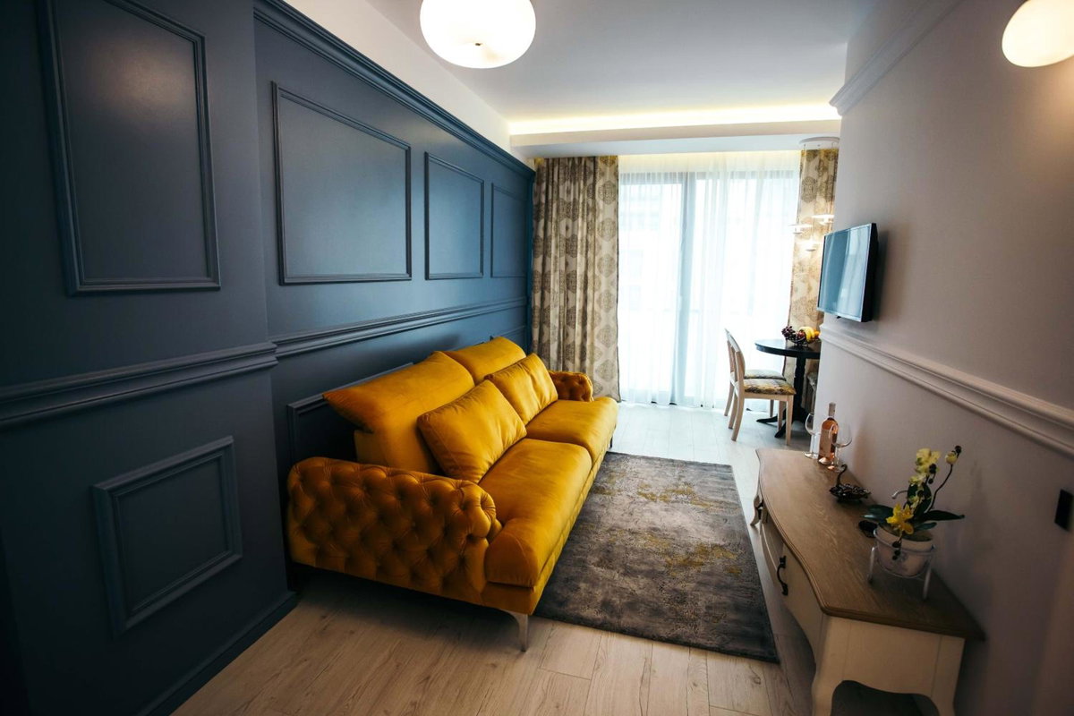 Briana Luxury Studio, Roumanie