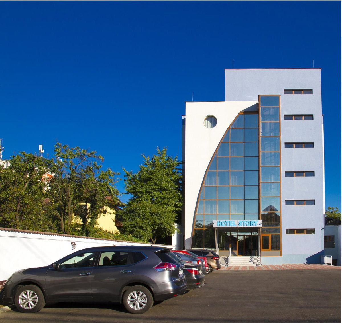 Hotel Story, Romania