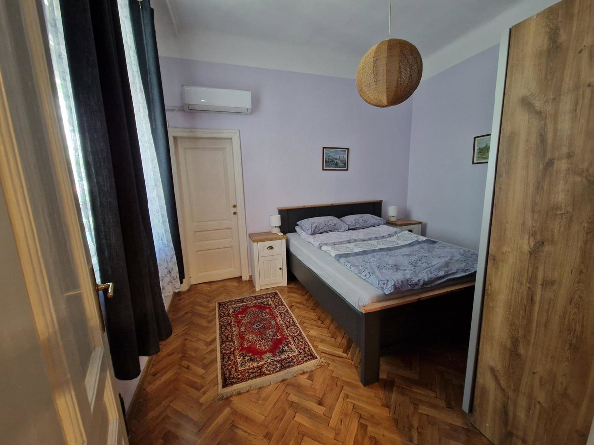 Етаж от къща с двор, Bulgarie