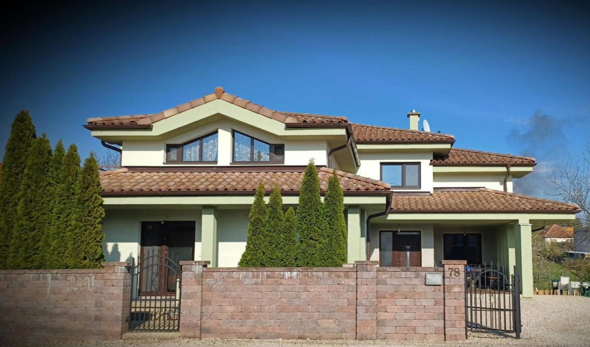 Hotel · Apartmány IVETA, Podhájska