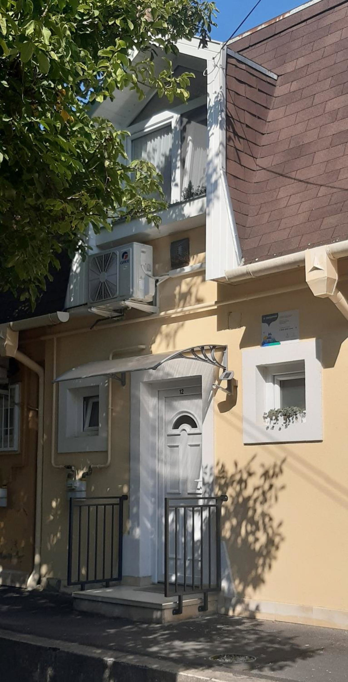 Mona apartman, Hungary