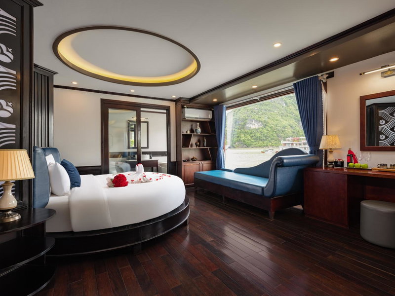 Rosa Cruise, Ha Long, Vietnam