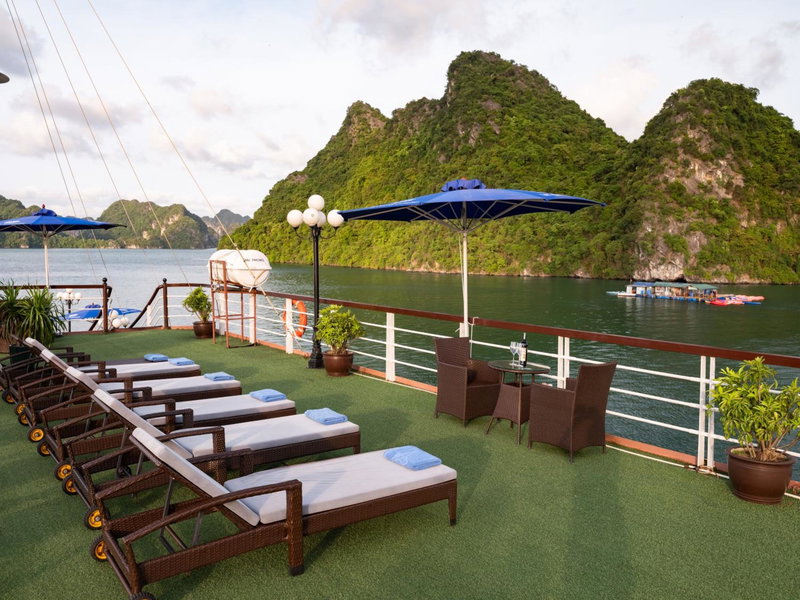 Rosa Cruise, Ha Long, Vietnam