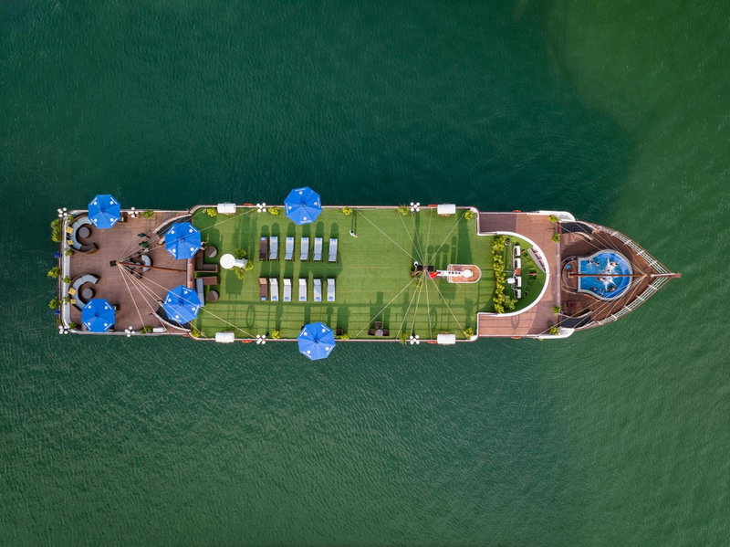 Rosa Cruise, Ha Long, Vietnam