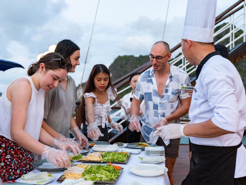 Rosa Cruise, Ha Long, Vietnam