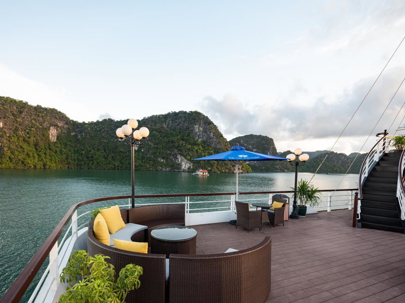 Rosa Cruise, Ha Long, Vietnam