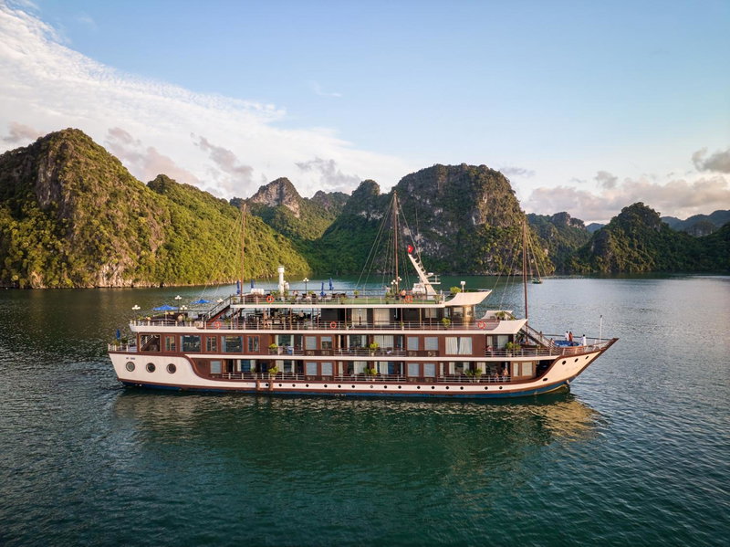 Rosa Cruise, Ha Long, Vietnam