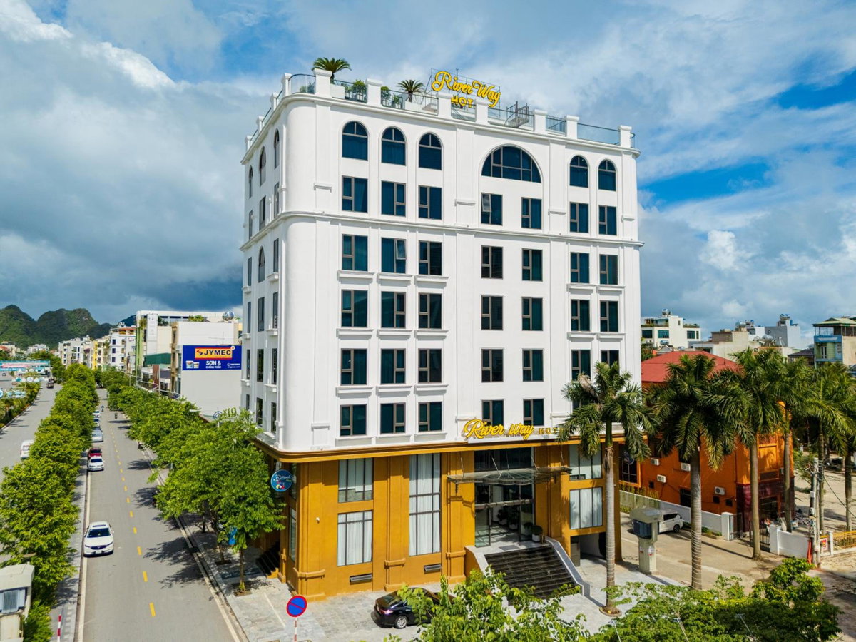 Hotel · River Way Hotel Ha Long - 500m to Beach, Ha Long