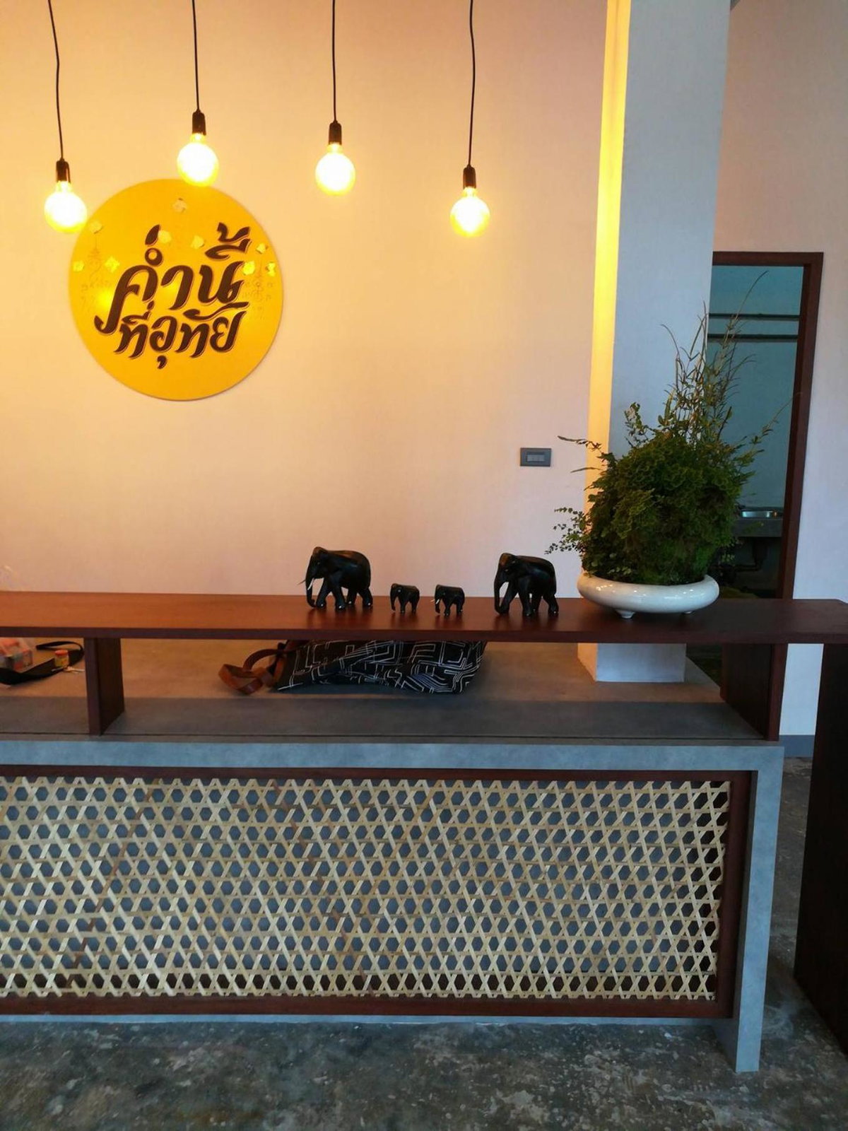 Hotel · Comeneetee Uthai, Ban Khok Mo