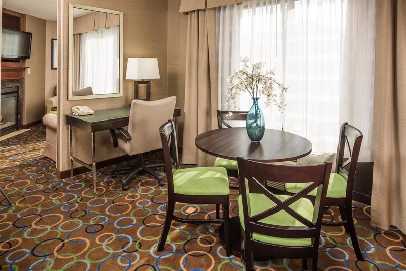 Holiday Inn Express Hotel & Suites Manchester - Airport by IHG, Manchester, United States