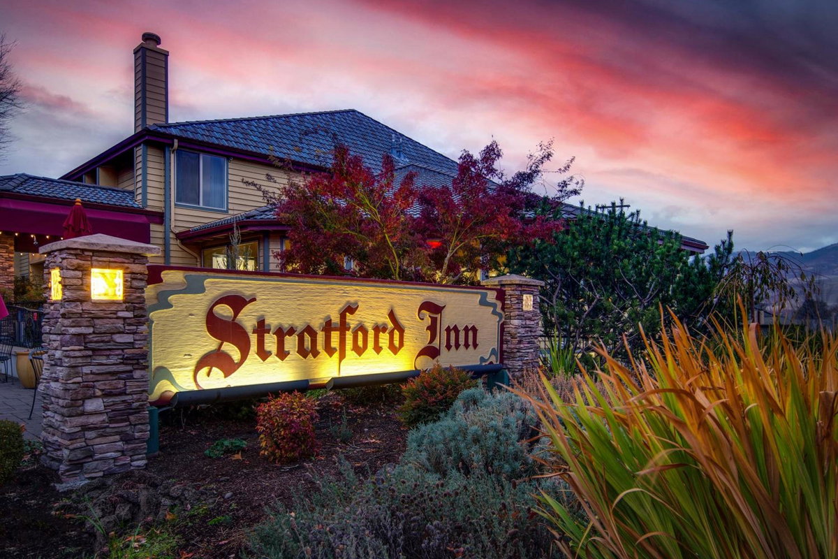 Hotel · Stratford Inn, Ashland