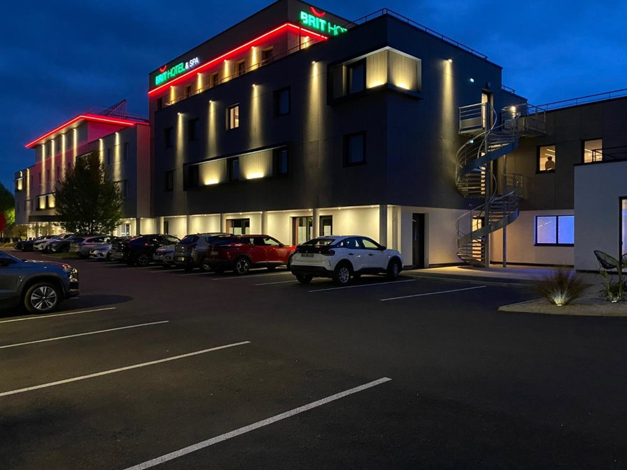 Brit Hotel Piscine & Spa - Fougères, Lécousse, France