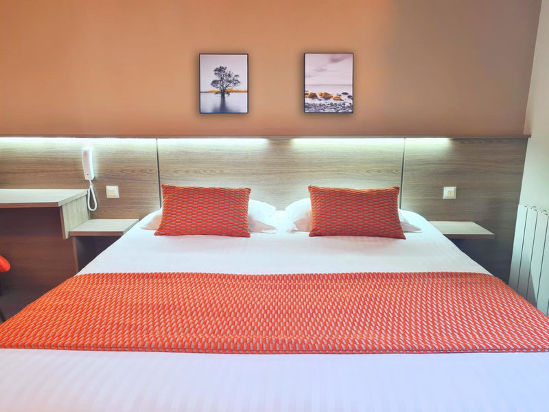Brit Hotel Piscine & Spa - Fougères, Lécousse, France