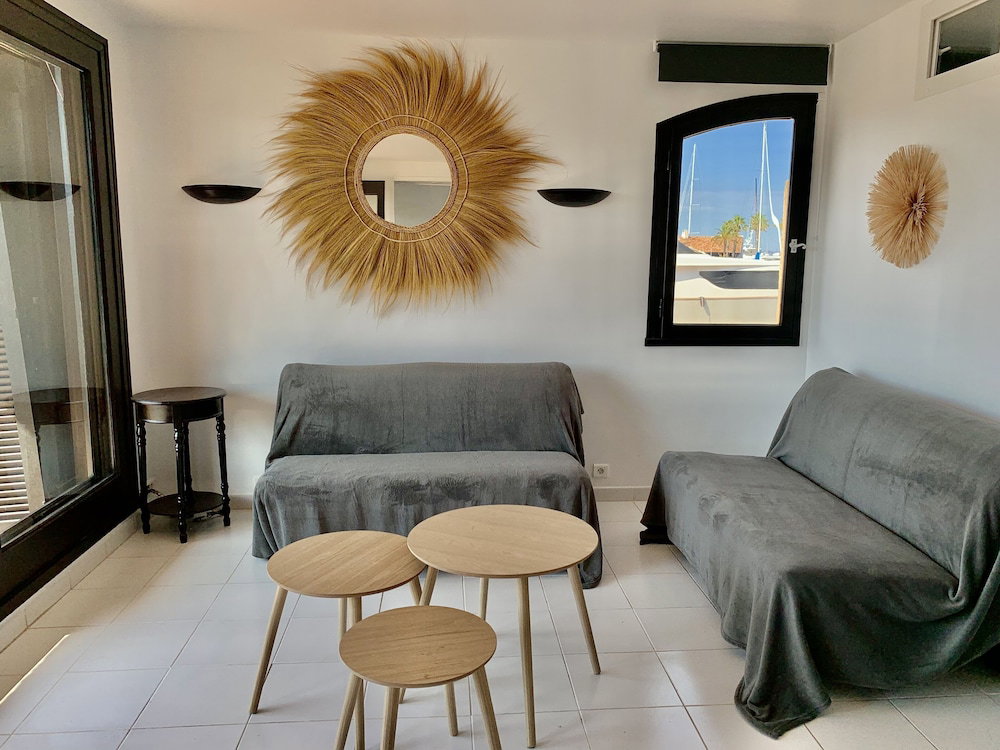 Marines Appartement, France