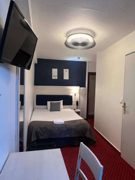 Brit Hotel Bleu Nuit, Saintes, France