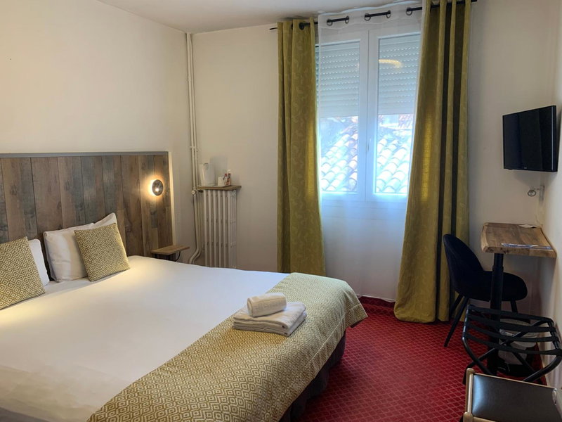 Brit Hotel Bleu Nuit, Saintes, France