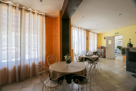 Brit Hotel Bleu Nuit, Saintes, France