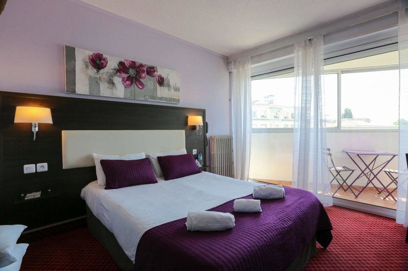 Brit Hotel Bleu Nuit, Saintes, France