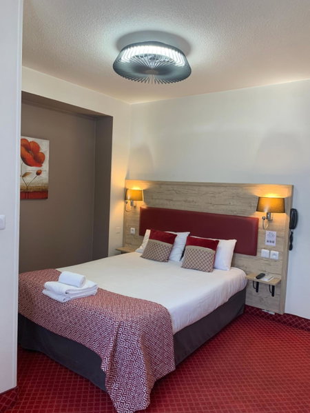 Brit Hotel Bleu Nuit, Saintes, France