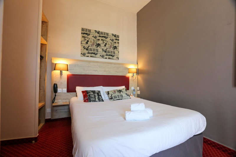 Brit Hotel Bleu Nuit, Saintes, France