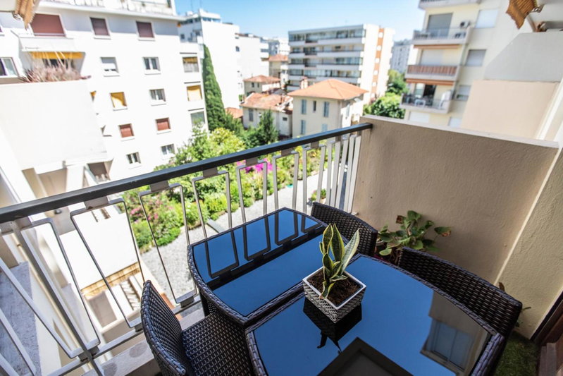 ++++ renovated cosy 50m2 sunny flat / balcony / close to beach and to the Palais des festivals ++++, Cannes, France