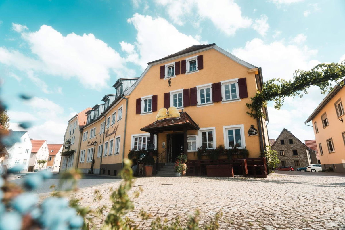 Hotel · Landhotel und Weingasthof Schwarzer Adler, Wiesenbronn
