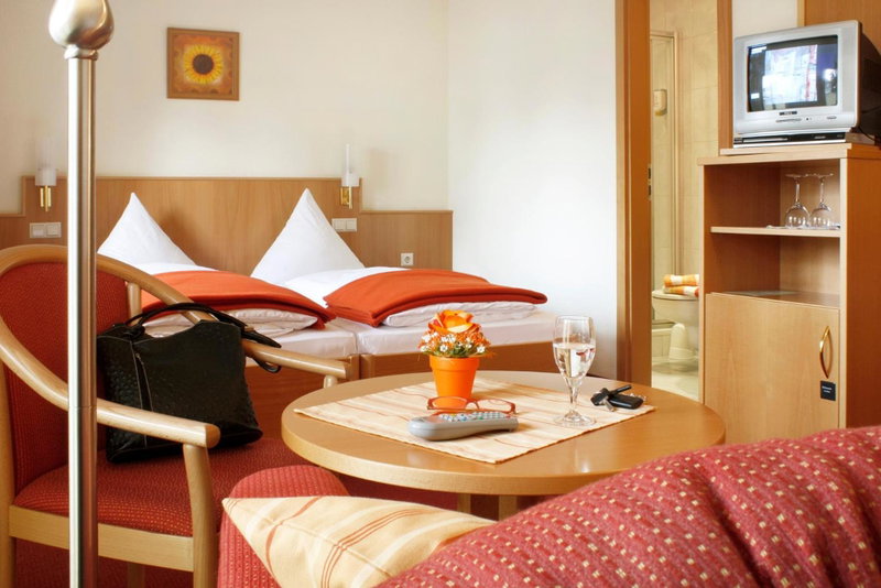 Hotel Rose Heidelberg inklusive Frühstück, Saunanutzung und Parkplätze nach Verfügbarkeit, Heidelberg, Germany