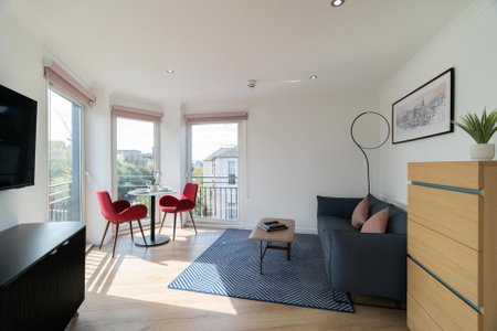 PREMIER SUITES Edinburgh Fountain Court, Edinburgh, United Kingdom