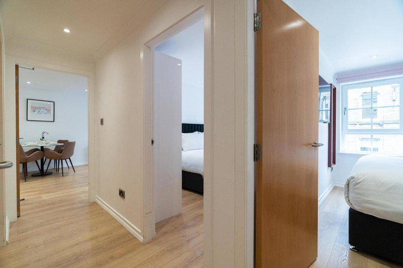 PREMIER SUITES Edinburgh Fountain Court, Edinburgh, United Kingdom