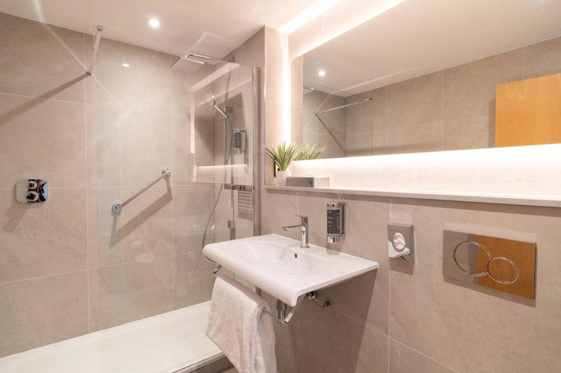 PREMIER SUITES Edinburgh Fountain Court, Edinburgh, United Kingdom