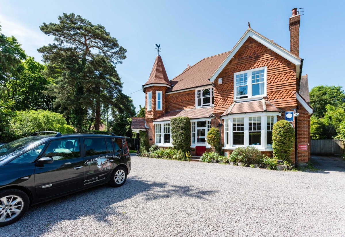 Hotel · The Lawn Guest House Gatwick, Horley