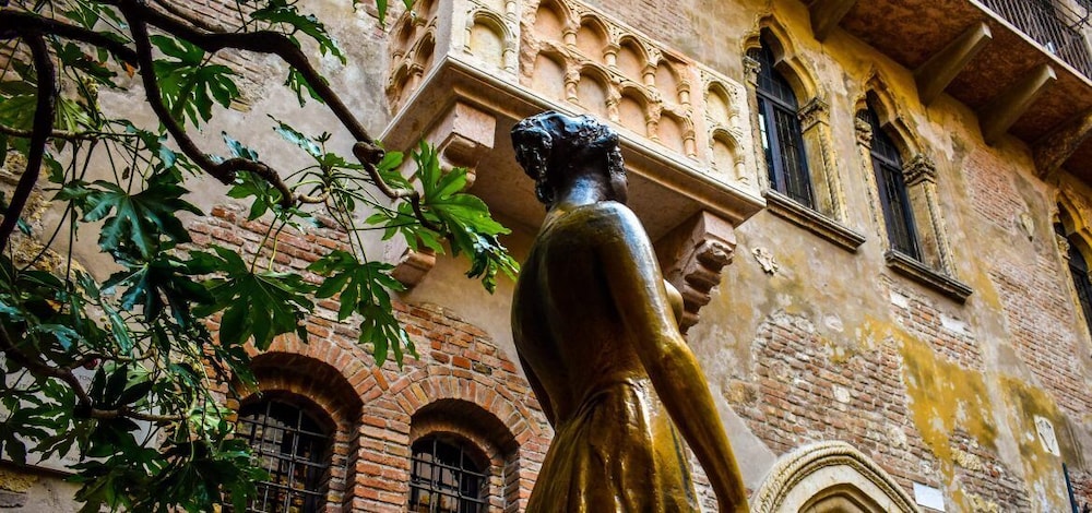 DiMoras House, Italia