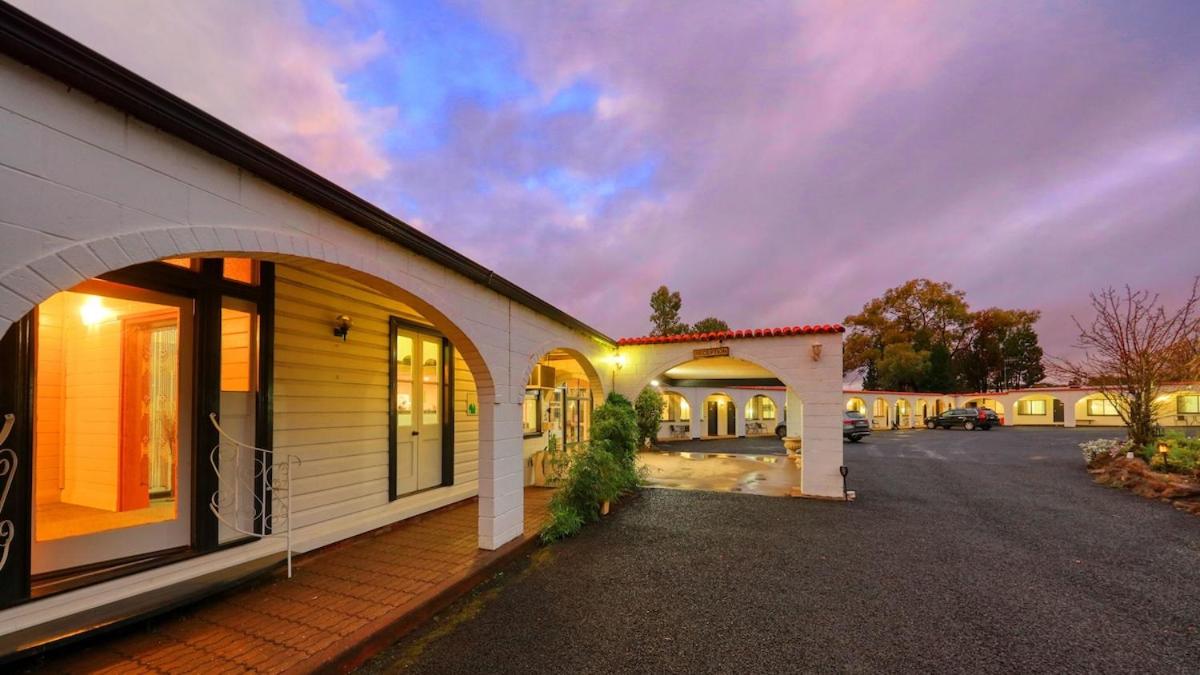 Azalea Motel - Under New Management, Australie