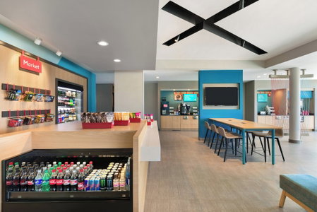 avid hotel Guadalajara Aeropuerto Norte by IHG, Tlaquepaque, Mexico