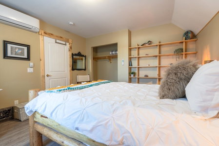 Craftsman's Loft - Heritage charm - AC - 5 min DT, Calgary, Canada