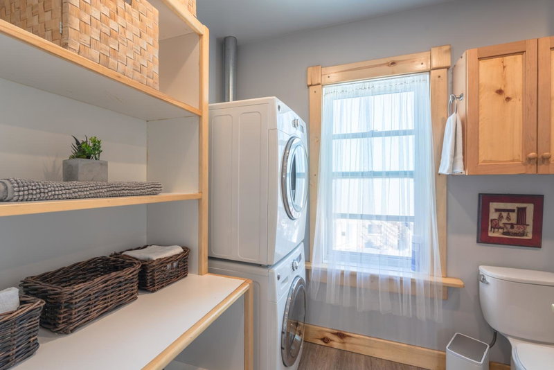 Craftsman's Loft - Heritage charm - AC - 5 min DT, Calgary, Canada