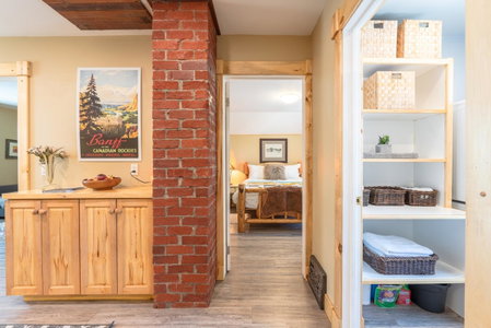 Craftsman's Loft - Heritage charm - AC - 5 min DT, Calgary, Canada