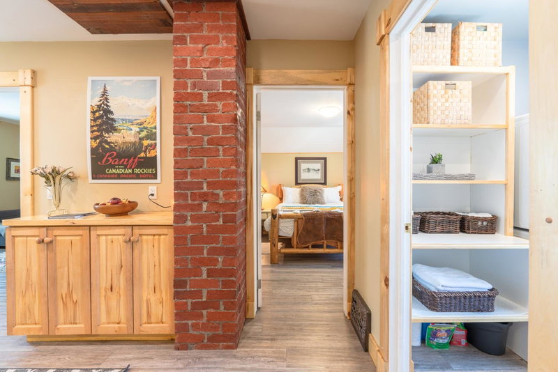 Craftsman's Loft - Heritage charm - AC - 5 min DT, Calgary, Canada