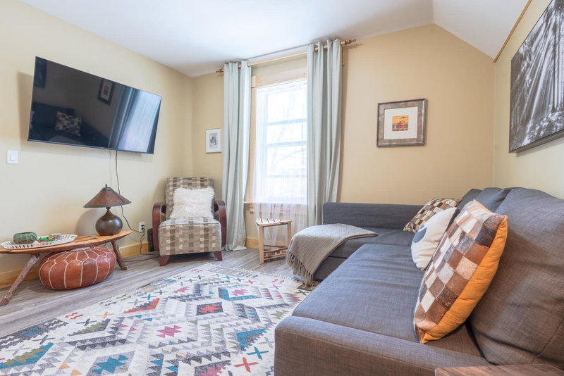 Craftsman's Loft - Heritage charm - AC - 5 min DT, Calgary, Canada