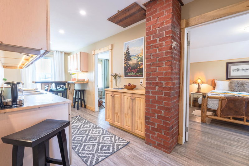 Craftsman's Loft - Heritage charm - AC - 5 min DT, Calgary, Canada