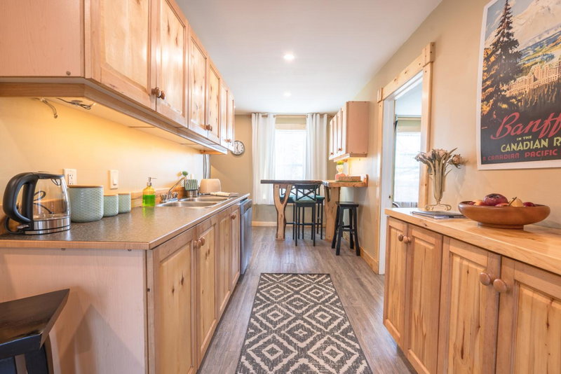 Craftsman's Loft - Heritage charm - AC - 5 min DT, Calgary, Canada