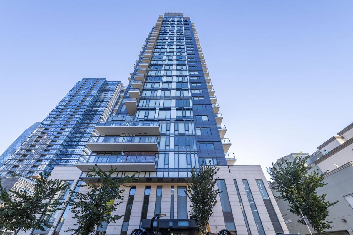 LUXURY DT, 2 Bedroom DEAL, Private Balcony, Full Kitchen, Gym - FREE PARKING, Canada